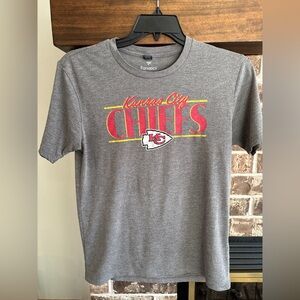 KANSAS CITY CHIEFS WOMENS GREY THE MIDDLE SHORT SLEEVE T-SHIRT